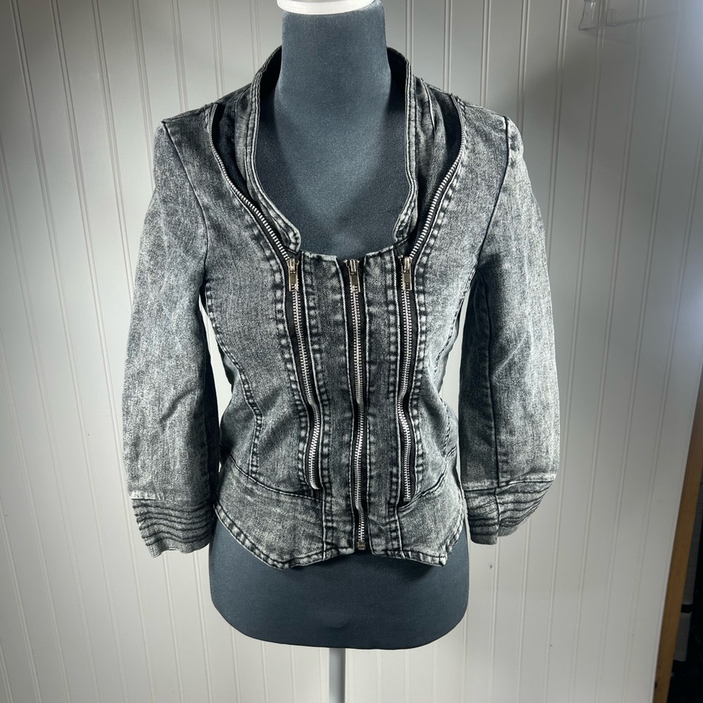 Gray Cropped Jean Jacket with Zipper and Ribbed Detailing